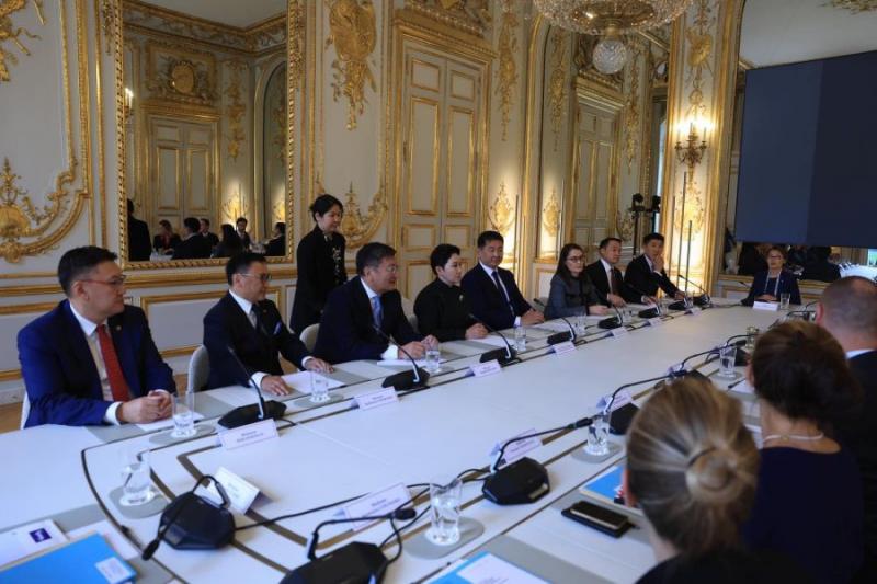 Presidents of Mongolia and France Hold Talks