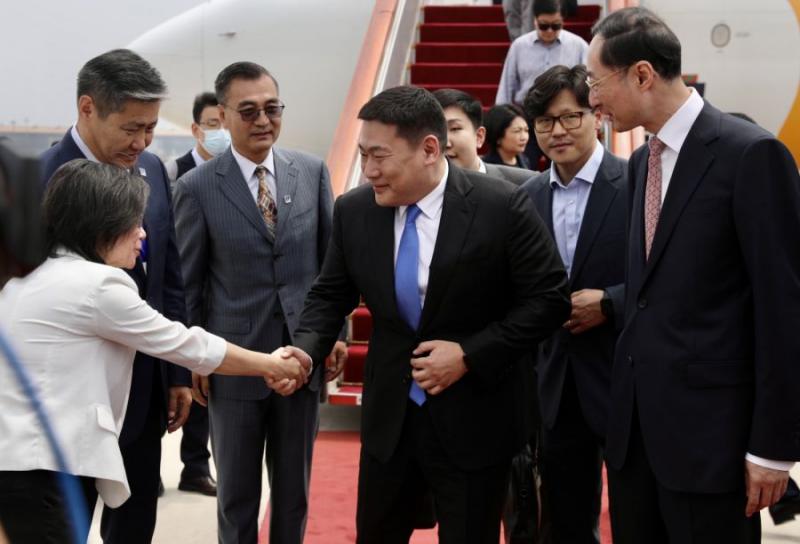 Prime Minister of Mongolia Lands in Beijing for an Official Visit
