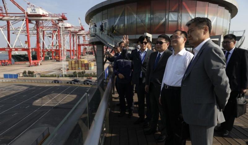Prime Minister Visits the Port of Tianjin